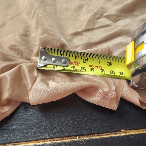 SKIMS- Shapewear BODY SHORTS - Picture 3 of 12